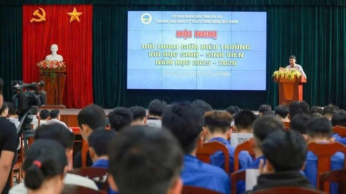 Lãnh đạo Trường CĐ Kỹ thuật Công nghệ Quy Nhơn đối thoại với học sinh, sinh viên