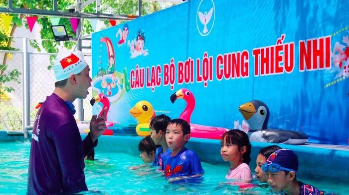 Dạy bơi miễn phí cho học sinh dịp hè