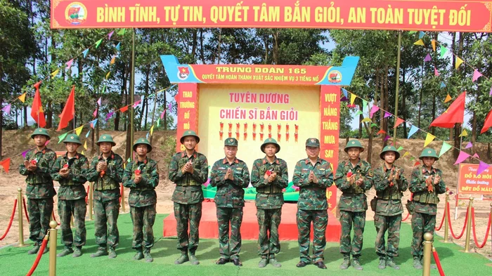 Chiến sĩ mới Trung đoàn 165: Vững vàng hoàn thành kiểm tra '3 tiếng nổ'
