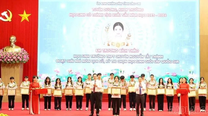 Lào Cai tuyên dương, khen thưởng học sinh có thành tích xuất sắc năm học 2025 - 2026