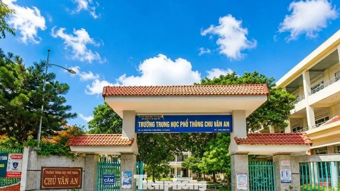 Cả trường bị hạ thi đua, cắt khen thưởng nhưng 'không biết sai ở đâu'