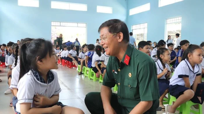 'Cùng em vui đến trường' tiếp sức học sinh khó khăn vùng biên