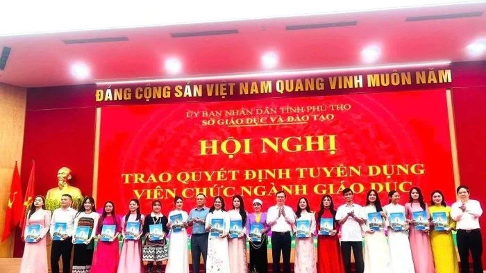 Sở GD&ĐT Phú Thọ trao quyết định tuyển dụng viên chức ngành giáo dục