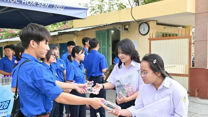 Đông đảo đoàn viên, thanh niên tham gia tiếp sức kỳ thi tuyển sinh vào lớp 10