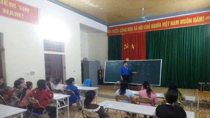 Giúp nhân dân xóa mù chữ để xóa nghèo