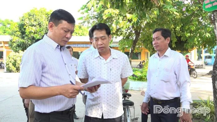 Ban Kinh tế - Ngân sách HĐND tỉnh khảo sát cơ sở vật chất trường học tại xã Tân Thạnh