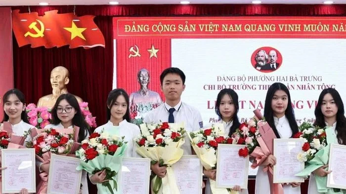 7 học sinh Trường THPT Trần Nhân Tông vinh dự được kết nạp Đảng đúng dịp sinh nhật Bác Hồ