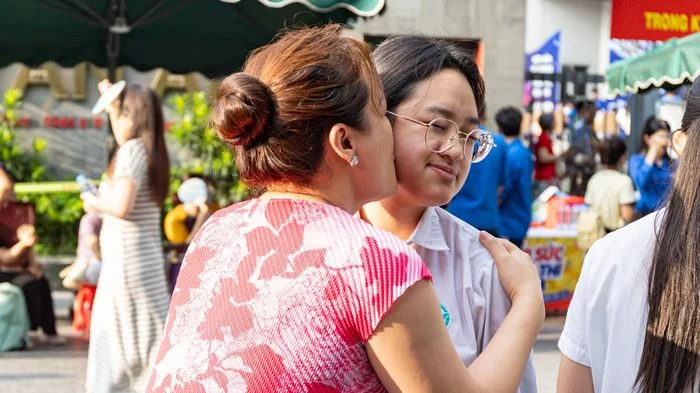 Những cái ôm của bố mẹ tiếp thêm tự tin cho sĩ tử thi vào lớp 10