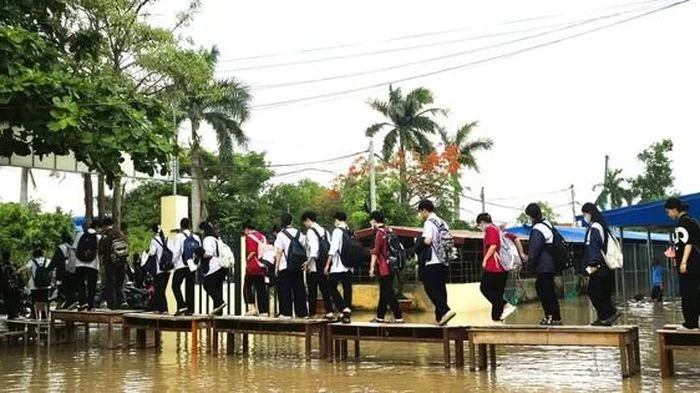 Cây cầu đặc biệt giữa sân trường ngập nước ở Hải Phòng gây xúc động mạng xã hội