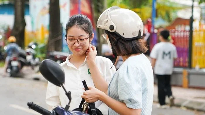 Phụ huynh ôm hôn, động viên sĩ tử Hà Nội bước vào ngày thi đầu tiên