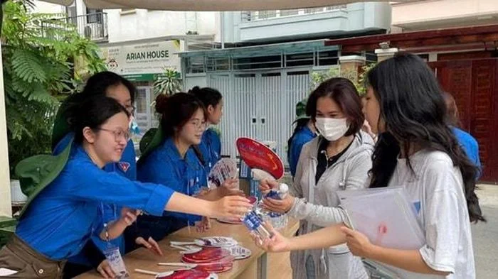 Hơn 300 'áo xanh tình nguyện' đồng hành sĩ tử Đống Đa vượt vũ môn