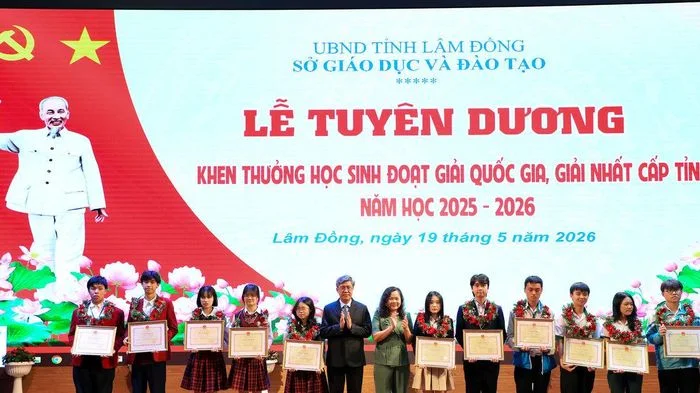 Lâm Đồng tuyên dương 84 điển hình học theo Bác và khen thưởng học sinh giỏi