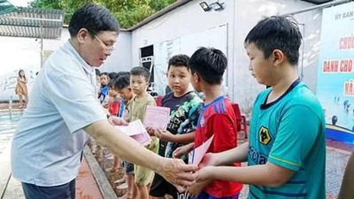 Gần 400 học sinh tiểu học phường Phong Thái hoàn thành lớp phổ cập bơi