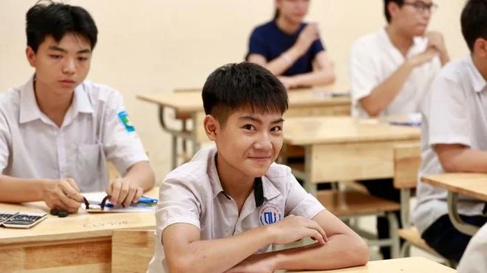Hình ảnh sĩ tử Hà Nội trước giờ làm bài thi môn Toán lớp 10