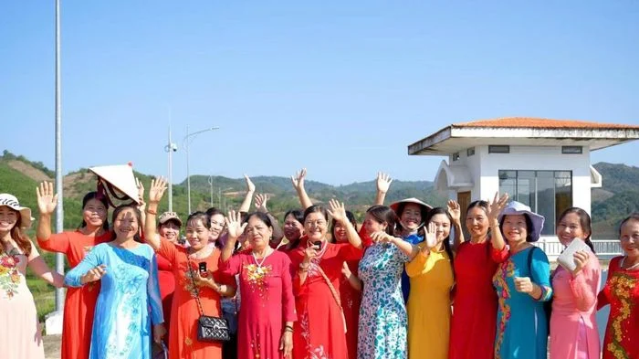 Phụ nữ học Bác từ những việc làm thiết thực