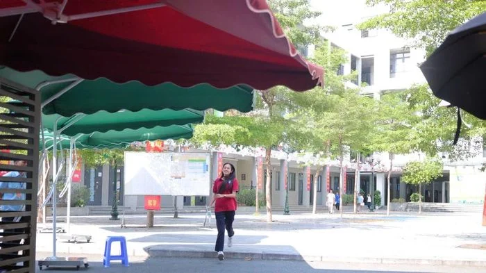 Chiều 30/5, các thí sinh tự tin hoàn thành bài thi môn Tiếng Anh trong kỳ thi vào lớp 10 tại thành phố Hà Nội