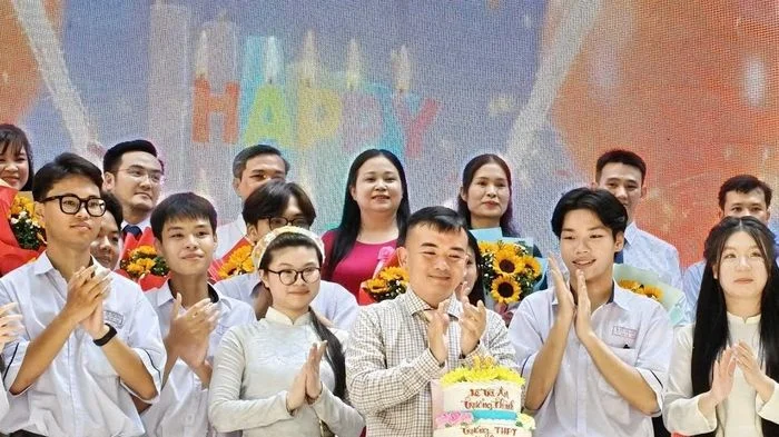 Hiệu trưởng gửi gắm học sinh chữ 'Tĩnh' trước kỳ thi tốt nghiệp THPT