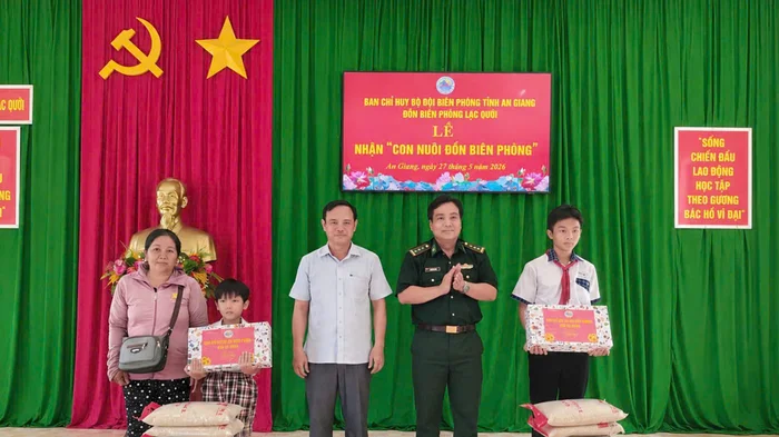 Tư lệnh Bộ đội Biên phòng nhận 'Con nuôi Đồn Biên phòng' tại An Giang