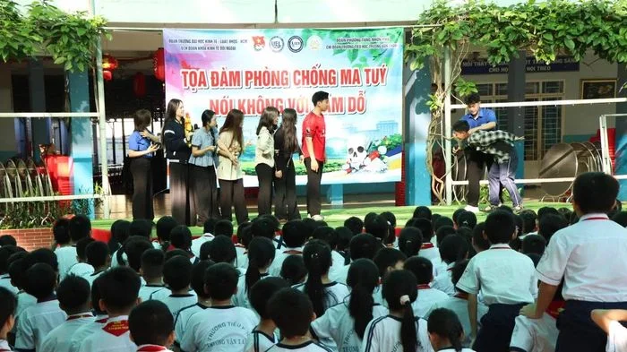 Sinh viên đưa kiến thức phòng chống ma túy đến học sinh tiểu học