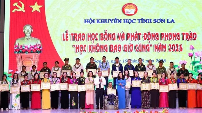 Hội Khuyến học tỉnh Sơn La trao tặng 189 cá nhân tiêu biểu học bổng 'Học không bao giờ cùng' năm 2026