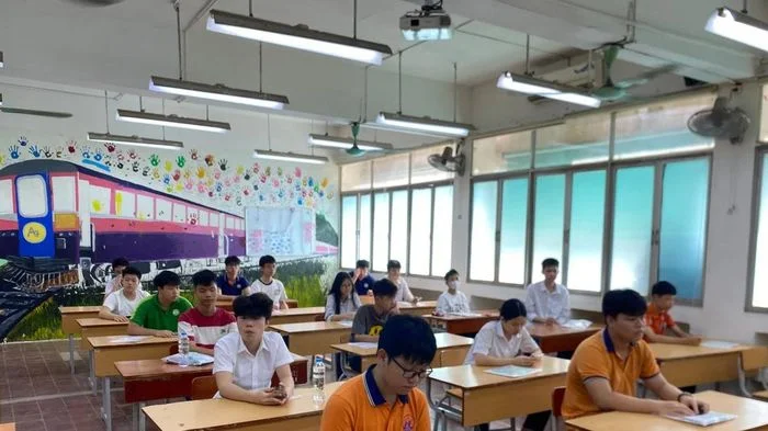 Gần 125.000 thí sinh Hà Nội thi môn thi đầu tiên kỳ tuyển sinh lớp 10 công lập