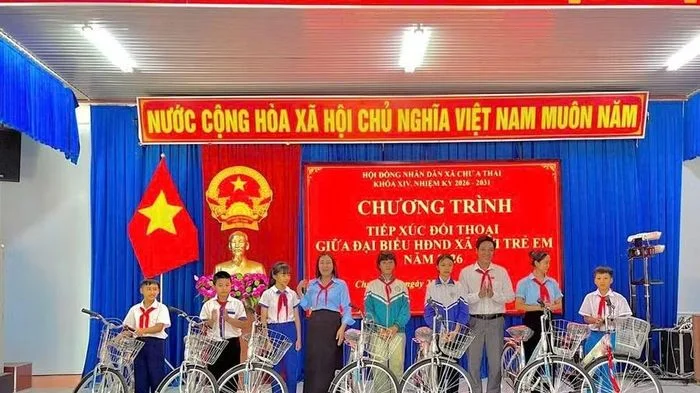 Đại biểu HĐND xã Chư A Thai đối thoại với trẻ em