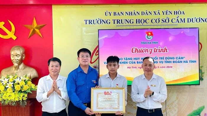 Nam sinh cứu 2 em nhỏ đuối nước nhận Huy hiệu Tuổi trẻ dũng cảm