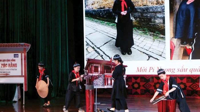 Người trẻ hóa thân 'đại sứ du lịch' kể chuyện di sản