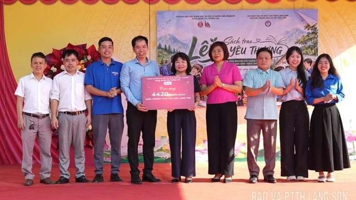 Tặng hơn 4.000 cuốn sách, truyện cho học sinh Trường THCS Tân Liên