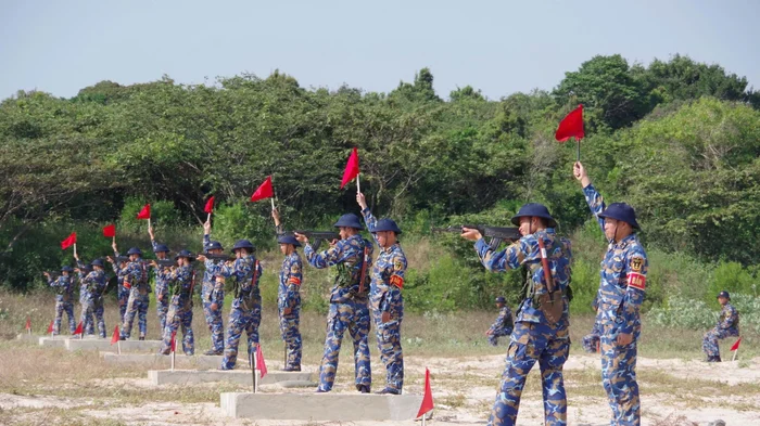 Chiến sĩ mới Vùng 4 Hải quân tự tin thực hành '3 tiếng nổ'