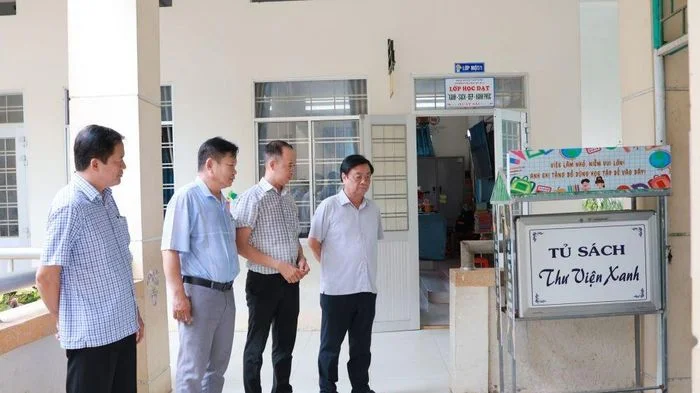 Nguyên Phó Chủ tịch Quốc hội Lê Minh Hoan thăm Trường Tiểu học Mỹ An tại xã Tháp Mười