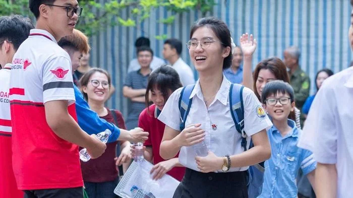 Thí sinh Hà Nội hồi hộp bước vào môn thi Toán kỳ thi lớp 10