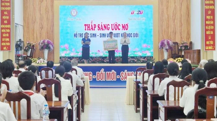Trao học bổng 'Thắp sáng ước mơ' cho em Nguyễn Hạo Thiên