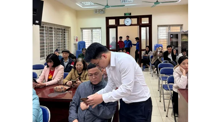 Lớp 'bình dân học vụ số' của thầy giáo trẻ