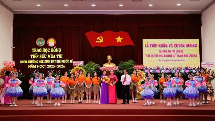 Cần Thơ: Trao 136 suất học bổng 'Tiếp sức mùa thi' cho học sinh có hoàn cảnh khó khăn, hiếu học