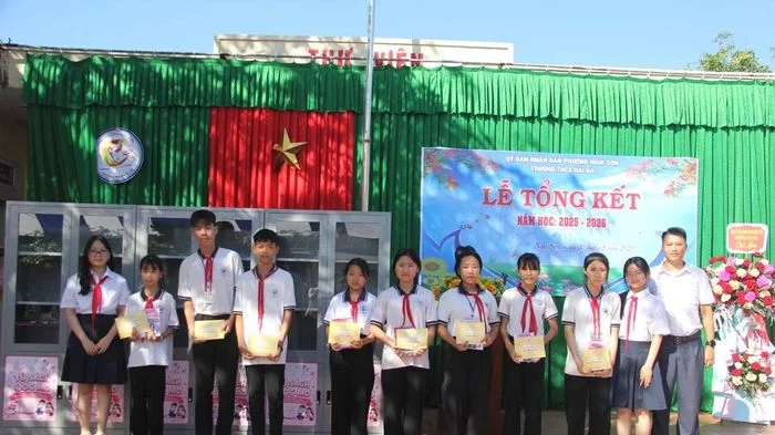 Trao tặng học bổng cho học sinh khó khăn Trường THCS Hải Hà