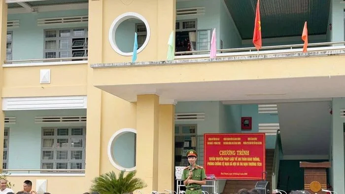 Tuyên truyền pháp luật giao thông cho gần 300 học sinh xã Đak Sơmei