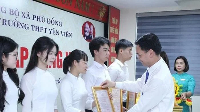 7 học sinh Trường THPT Yên Viên vinh dự được kết nạp Đảng