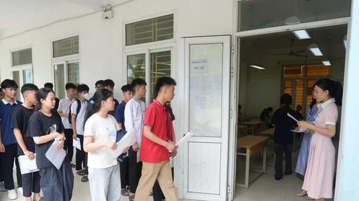 Hình ảnh thí sinh hồ hởi làm thủ tục dự thi vào lớp 10 tại Hà Nội