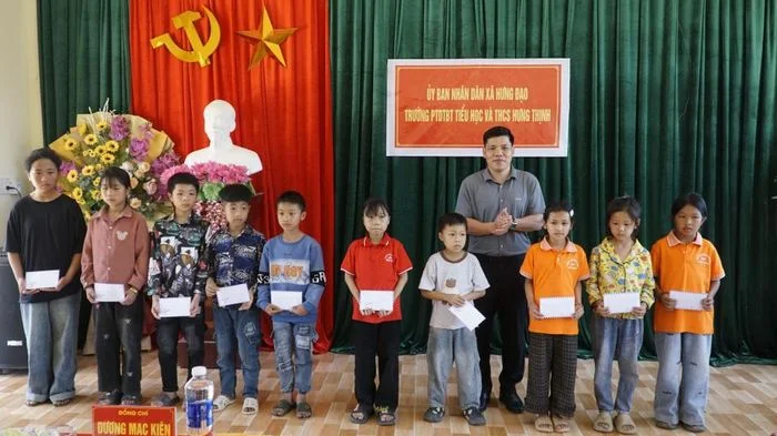 Đoàn công tác của tỉnh thăm, tặng quà Tết Thiếu nhi 1/6 tại xã Hưng Đạo