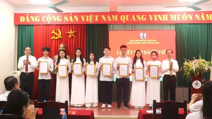 Phát triển đảng viên trẻ trong nhà trường