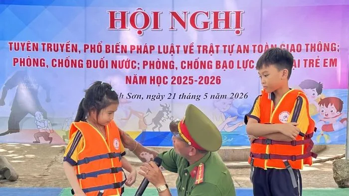 Xã Khánh Sơn: Phổ biến pháp luật về trật tự an toàn giao thông cho học sinh