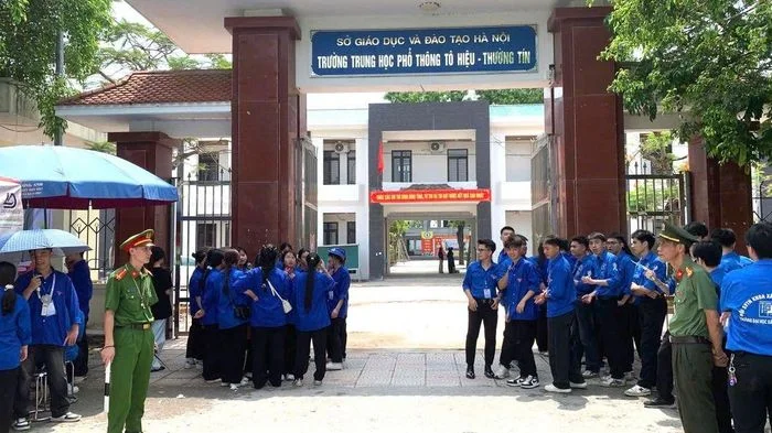 Hà Nội: Hơn 800 thí sinh tại Chương Dương bước vào ngày thi đầu tiên tuyển sinh vào lớp 10, an ninh được siết chặt