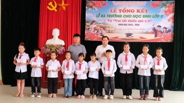 Phó Chủ tịch HĐND tỉnh Bế Minh Đức tặng quà Tết Thiếu nhi 1/6 tại xã Đức Long