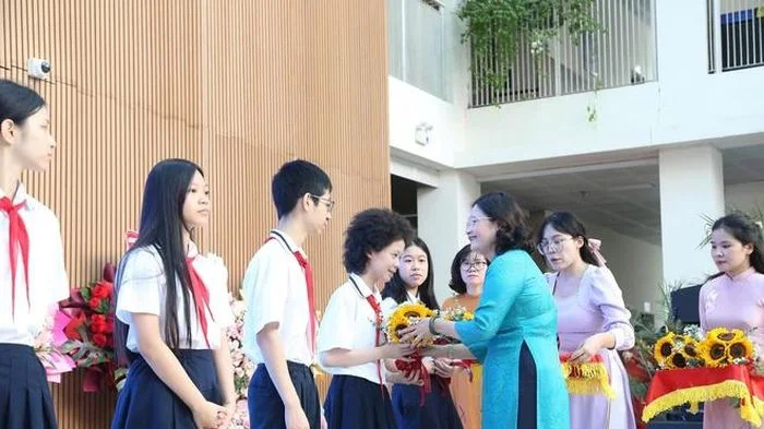 Lời dặn học trò 'khép lại trang sách' để mở ra mùa hè trải nghiệm của cô Hiệu trưởng