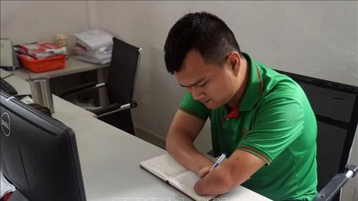 Nghị lực sống truyền cảm hứng của chàng trai khuyết tật tại Gia Lai