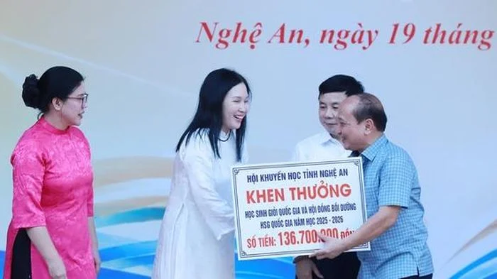 Hội Khuyến học Nghệ An khen thưởng học sinh giỏi quốc gia trường chuyên Phan Bội Châu