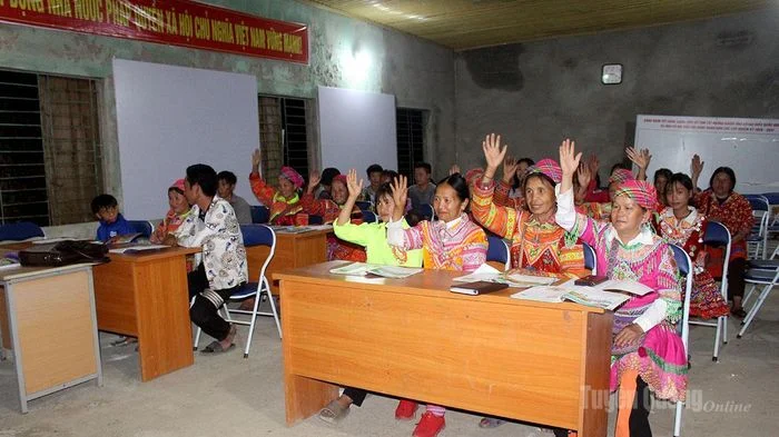 Lớp học xóa mù chữ dưới chân Tây Côn Lĩnh