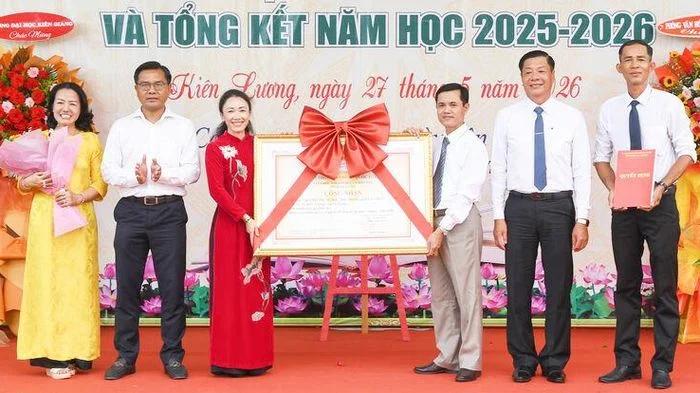 Trường THPT Kiên Lương đạt chuẩn quốc gia mức độ 2