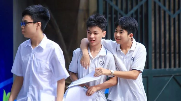 Hình ảnh thí sinh Hà Nội đi làm thủ tục dự thi vào lớp 10